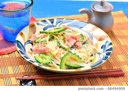 沖繩食品Somin Champloo(Somen Champloo / Somen Chanpuru)。煮麵條和炒的成分。 沖繩食品Somin Champloo(Somen Champloo / Somen Chanpuru)。煮麵條和炒的成分。 66494909