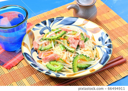 沖繩食品Somin Champloo(Somen Champloo / Somen Chanpuru)。煮麵條和炒的成分。 沖繩食品Somin Champloo(Somen Champloo / Somen Chanpuru)。煮麵條和炒的成分。 66494911