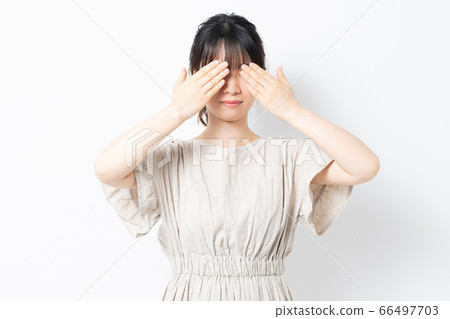 年輕女子隱藏的眼睛 年輕女子隱藏的眼睛 66497703