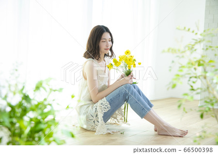 Female flower flower arrangement Female flower flower arrangement 66500398