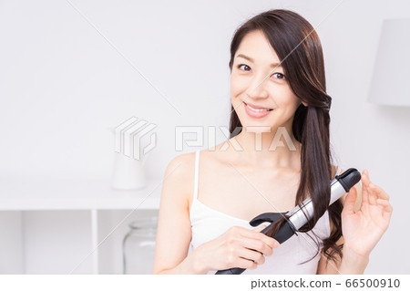 Woman setting hair Woman setting hair 66500910