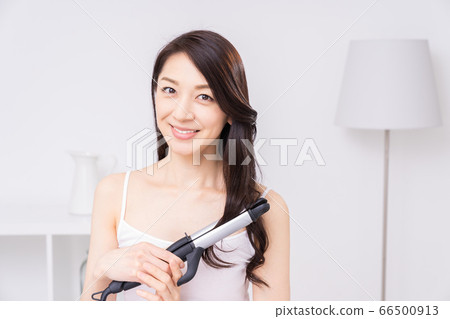 Woman setting hair 66500913