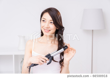 女人整理頭髮 66500918
