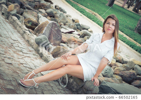 Portrait of a beautiful woman Portrait of a beautiful woman 66502165