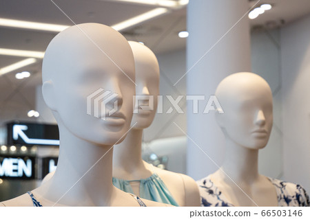 Image of several mannequins in the shopping center 66503146