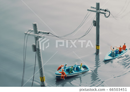 被洪水淹沒的城鎮和救生艇營救的西洋鏡景觀 66503451