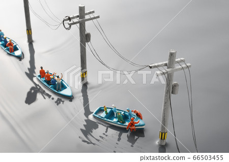 被洪水淹沒的城鎮和救生艇營救的西洋鏡景觀 被洪水淹沒的城鎮和救生艇營救的西洋鏡景觀 66503455