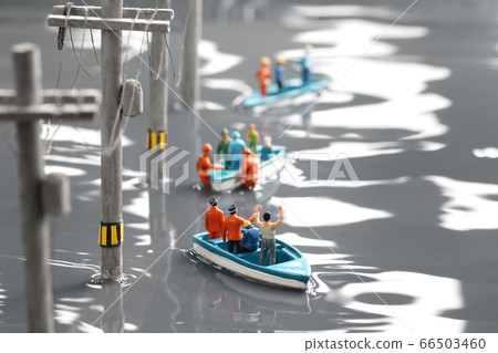 被洪水淹沒的城鎮和救生艇營救的西洋鏡景觀 被洪水淹沒的城鎮和救生艇營救的西洋鏡景觀 66503460