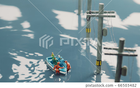 被洪水淹沒的城鎮和救生艇營救的西洋鏡景觀 被洪水淹沒的城鎮和救生艇營救的西洋鏡景觀 66503482