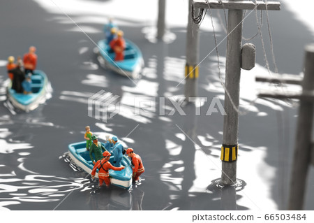 被洪水淹沒的城鎮和救生艇營救的西洋鏡景觀 被洪水淹沒的城鎮和救生艇營救的西洋鏡景觀 66503484