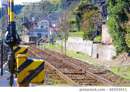可以欣賞到沿新地線行駛的市田電車道和復古車站的月台的幽靜景色……島根縣松江市(晴天) 可以欣賞到沿新地線行駛的市田電車道和復古車站的月台的幽靜景色……島根縣松江市(晴天) 66503651