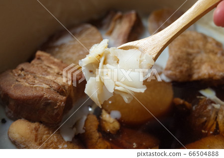 Remove fat from pork simmered with a spoon 66504888