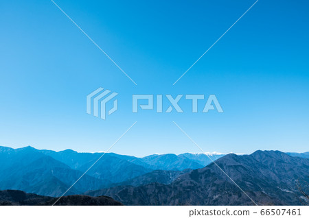 從北部觀景台（山梨縣南駒馬區Minobu鎮）看到的南阿爾卑斯山風光 66507461