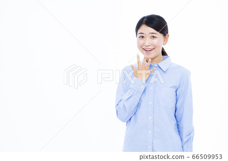 30多歲女性白色背景畫像 66509953