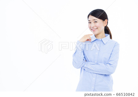 30多歲女性白色背景畫像 66510842