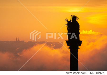 Sunrise over Lesser Town, Prague, Czech Republic. Sunrise over Lesser Town, Prague, Czech Republic. 66510924