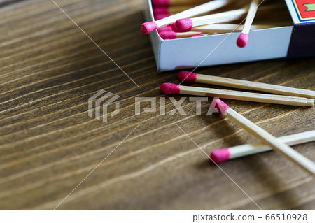 Matches and matches placed on a wooden table 66510928