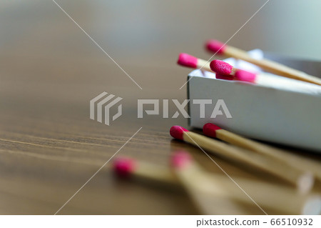 火柴和放在木桌上的火柴 火柴和放在木桌上的火柴 66510932