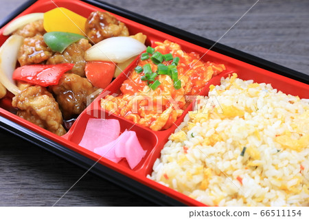 中式午餐，配以醋製豬肉和炒飯 66511154