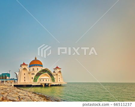 The Melaka Straits Mosque on water. 66511237