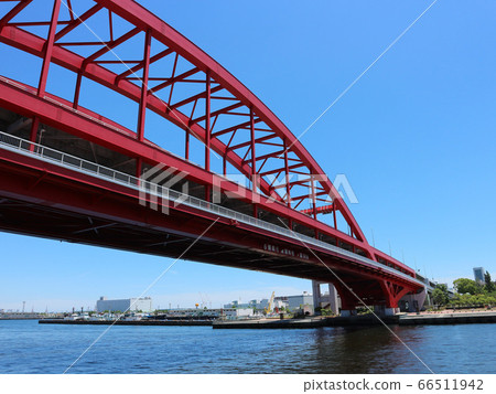深藍色的天空和鮮紅色的神戶大橋 66511942