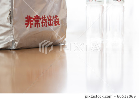 應急袋和PET瓶中的水 66512069