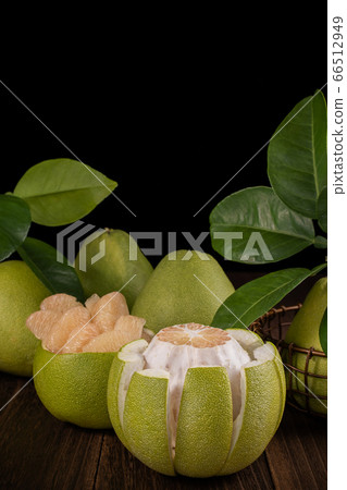柚子 中秋節 黑色 背景 木板 pomelo dark background ユズ ブンタン 文旦 66512949