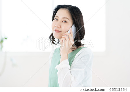 一位中年婦女在打電話給智能手機[生活] 66513364