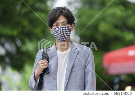 Young man wearing a checkered mask 66514000