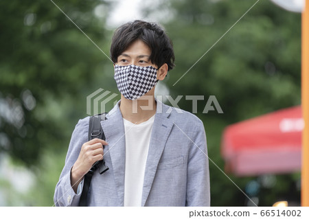 戴著方格的面具的年輕人 66514002