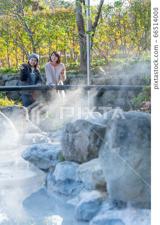 Women and friends enjoying hell tour on girls' trip [January] [Photographing cooperation Onishibozu Hell] 66514008