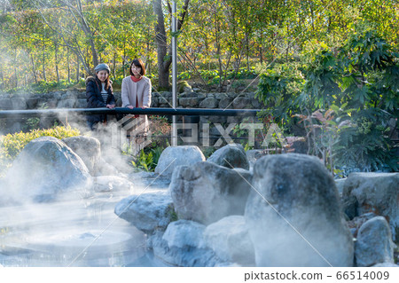 Women and friends enjoying hell tour on girls' trip [January] [Photographing cooperation Onishibozu Hell] 66514009