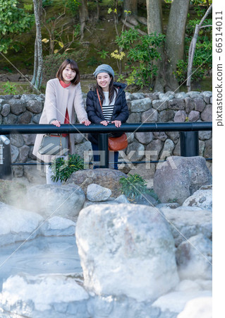 Women and friends enjoying hell tour on girls' trip [January] [Photographing cooperation Onishibozu Hell] 66514011