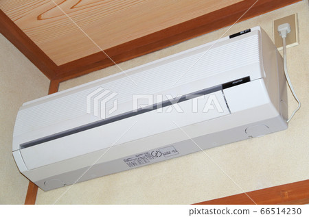 Old air conditioner that has deteriorated and needs replacement 66514230