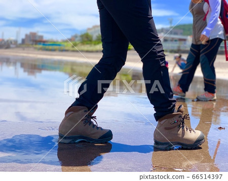 Travelers walking along the waterfront Travelers walking along the waterfront 66514397