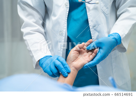 Doctor catch the pulse with patient in nursing hospital ward 66514691