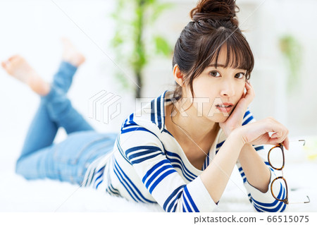 獨自生活的放鬆婦女的形象 66515075