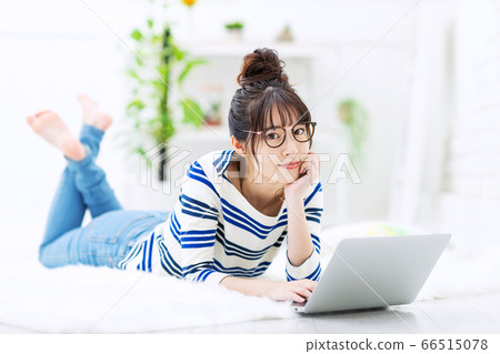 躺著看著筆記本電腦的女人 66515078