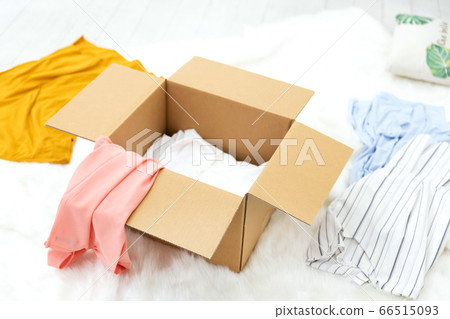 將在網上拍賣中出售的紙板 66515093