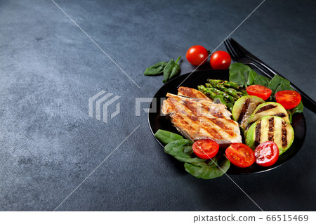 grilled chicken with vegetables 66515469