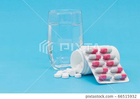 Tablet paracetamol the medical on a blue background Tablet paracetamol the medical on a blue background 66515932