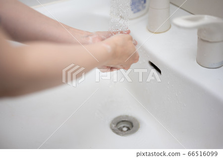 人在乾淨的洗手間用肥皂洗手 人在乾淨的洗手間用肥皂洗手 66516099