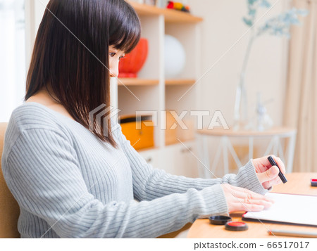 女人蓋章印章由4：3蓋章 66517017