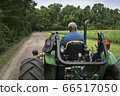 黑人男子騎著拖拉機 66517050