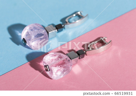 Women's Jewelry. Trendy jewelry on coloured background. Flat lay, top view. 66519931