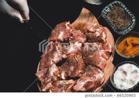 The chef of the restaurant sprinkles with curry 66520903