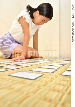 A girl who enjoys Hyakunin Isshu A girl who enjoys Hyakunin Isshu 66521595