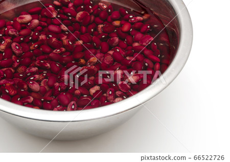 近畿豆浸在水中 66522726