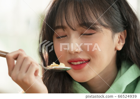 Lifestyle,woman,kitchen Lifestyle,woman,kitchen 66524939
