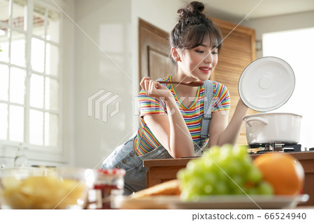 Lifestyle,woman,kitchen Lifestyle,woman,kitchen 66524940